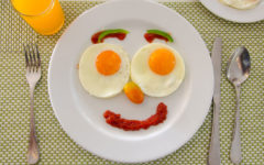 Исследователи заявляют, что обязательный завтрак не помогает похудеть.